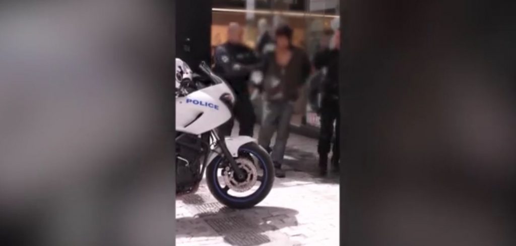 Οδός Ερμού: Άγνωστος επιτέθηκε σε 19χρονη – Την γρονθοκόπησε στο πρόσωπο