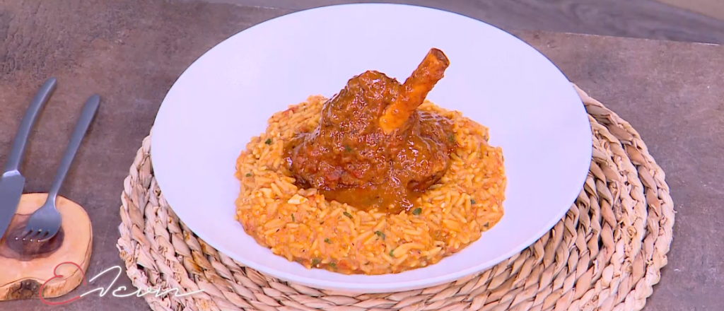 Ο Γιώργος Παπακώστας ετοιμάζει γιουβέτσι με αρνίσιο κότσι