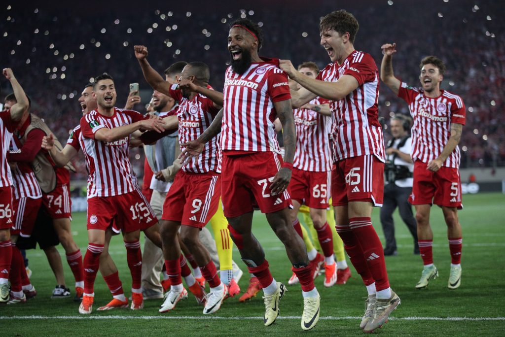 Ολυμπιακός: Ερυθρόλευκο «ποτάμι» σε κάθε πόλη της Ελλάδας μετά το σφύριγμα της λήξης