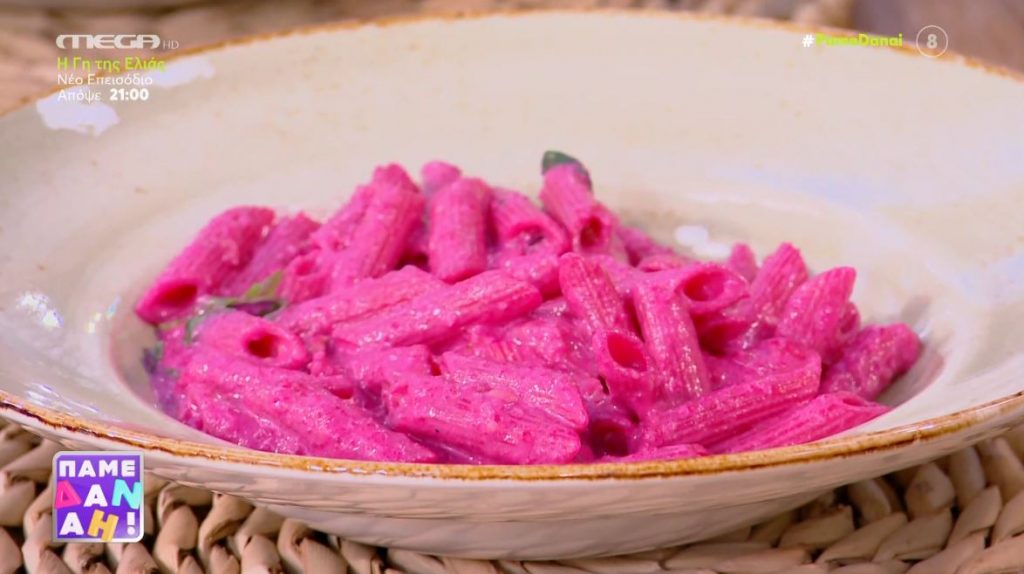 Ο Τίμος Ζαχαράτος μάς ετοιμάζει πέννες με παντζάρι και καπνιστό τυρί