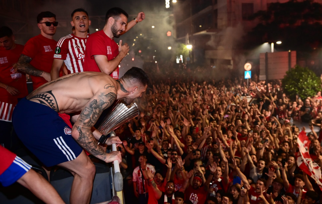 Ολυμπιακός: Αποθεώθηκαν οι παίκτες στο ανοιχτό λεωφορείο