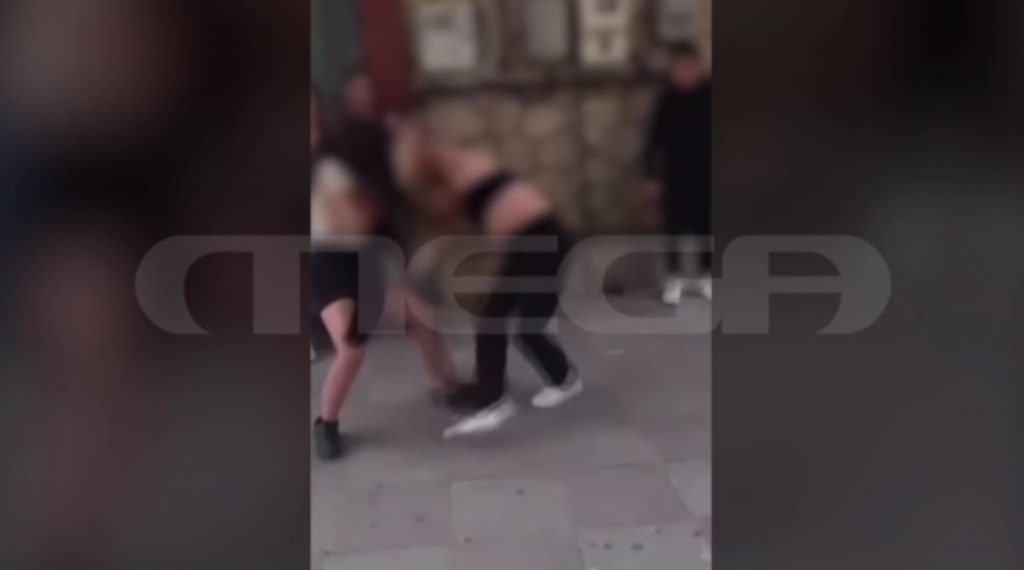 Καλαμάτα: Μαλλιοτραβήγματα και μπουνιές μεταξύ 15χρονων κοριτσιών για τους… κοιλιακούς τους & για τα «μάτια» ενός αγοριού