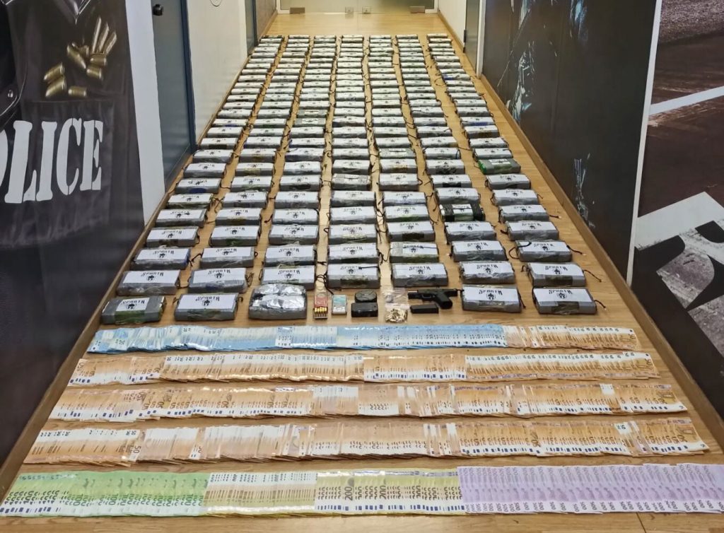 Πειραιάς: 210 κιλά κοκαΐνης εντόπισαν οι αστυνομικοί μέσα σε κοντέινερ με γαρίδες