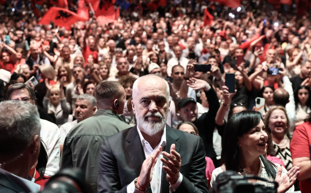 Έντι Ράμα: Η ομιλία, η καθυστερημένη άφιξη και η… αντισυγκέντρωση