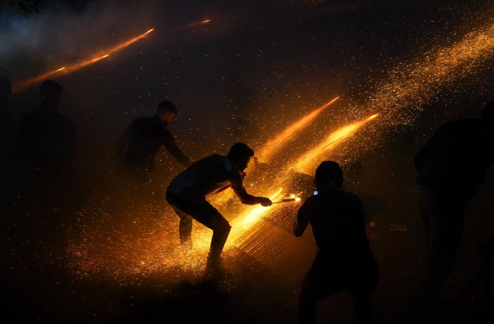 Πάσχα: «Χριστός Ανέστη» με χιλιάδες ρουκέτες στον Βροντάδο της Χίου