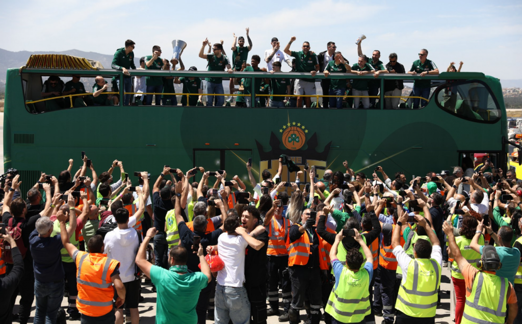 Η άφιξη των πρωταθλητών Ευρώπης – Από το αεροδρόμιο μέχρι το ΟΑΚΑ με ανοιχτό λεωφορείο ο Παναθηναϊκός