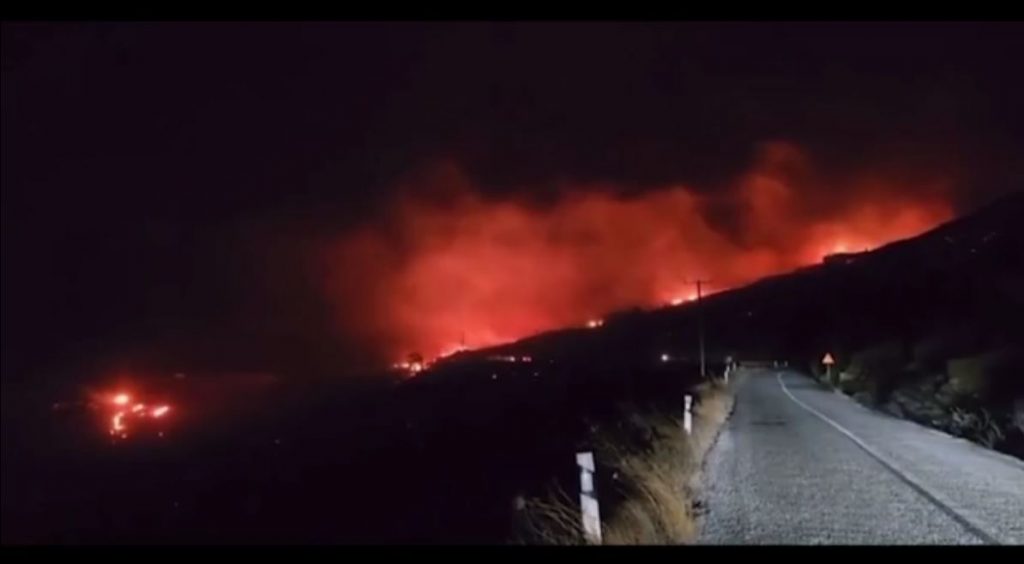 Σέριφος: Πύρινη «κόλαση» με μέτωπο 15 χιλιομέτρων – «Μάχη» με τις φλόγες & στην Πάρνηθα