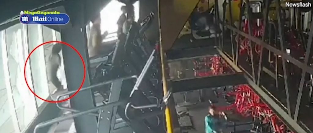 Ινδονησία: 22χρονη έπεσε από τον τρίτο όροφο γυμναστηρίου – Έτρεχε σε διάδρομο και σκόνταψε