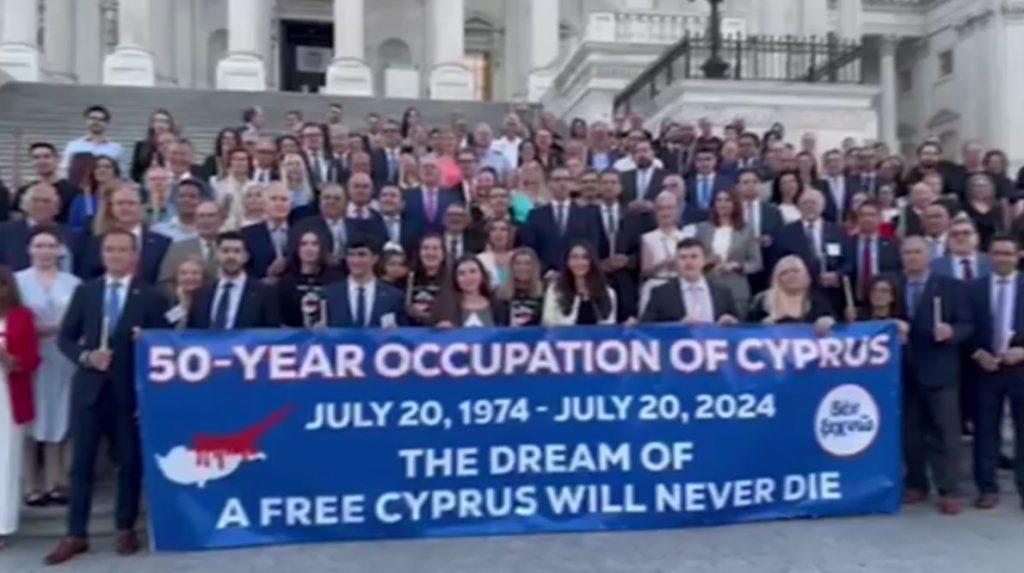 ΗΠΑ: Τελετή μνήμης για τα 50 χρόνια από την εισβολή στην Κύπρο στα σκαλιά του Κογκρέσου με παρουσία της Νάνσι Πελόζι