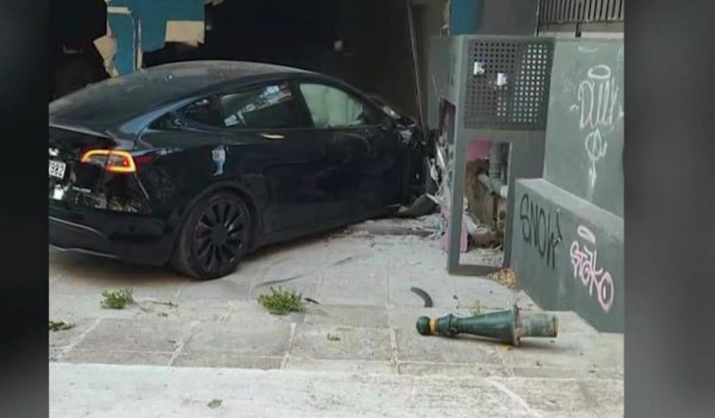 Κηφισιά: Έχασε τον έλεγχο του Tesla και «καρφώθηκε» σε κατάστημα