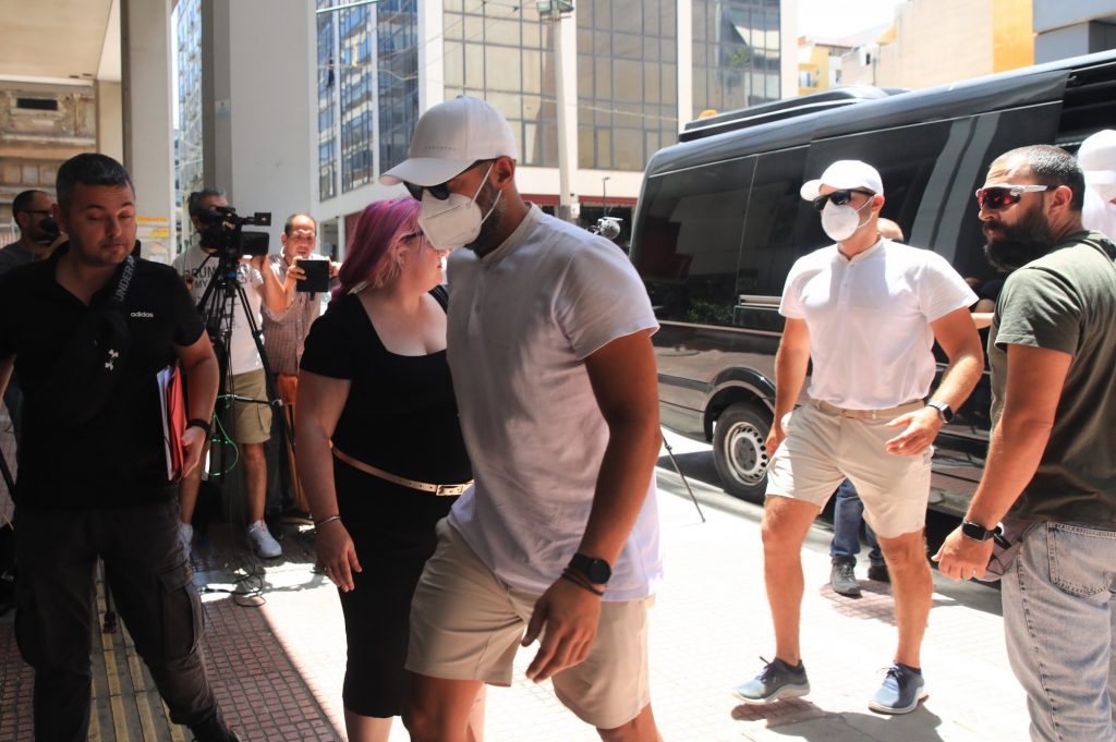 Ύδρα: Δίωξη για κακούργημα στους 13 της θαλαμηγού που φέρονται να εκτόξευσαν βεγγαλικά