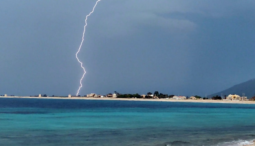 Χαλκιδική: 13χρονη σκοτώθηκε από κεραυνό μπροστά στα έντρομα μάτια των γονιών της