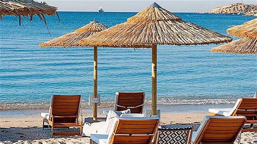 «Απλησίαστες» οι τιμές στις ξαπλώστρες – Πόσο κοστίζει μια σύντομη «απόδραση» στις οργανωμένες παράλιες της Αττικής