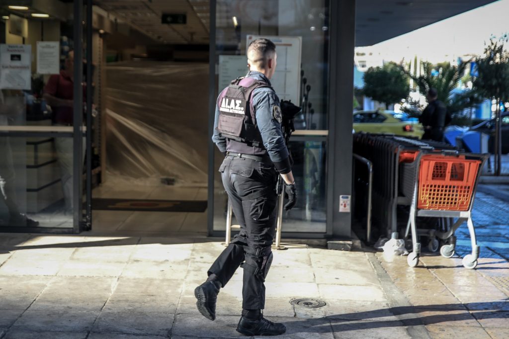 Πειραιάς: Καρτέρι θανάτου μέσα σε σούπερ μάρκετ έστησε ο δράστης της φονικής επίθεσης