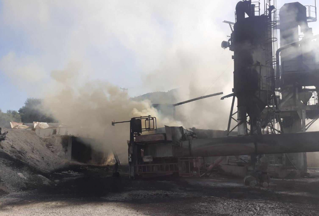 Αγρίνιο: Ένας νεκρός σε μεγάλη φωτιά σε εργοτάξιο πίσσας