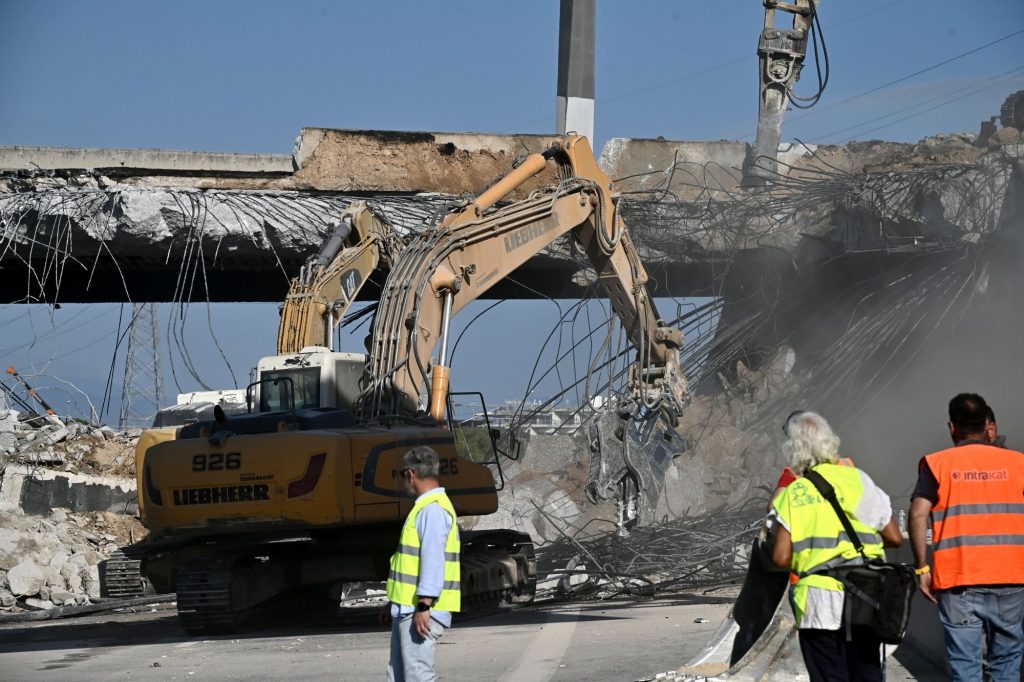 Εθνική Οδός Αθηνών – Κορίνθου: «Κόλαση» φωτιάς και εκρήξεων μετά την ανατροπή βυτιοφόρου με καύσιμα