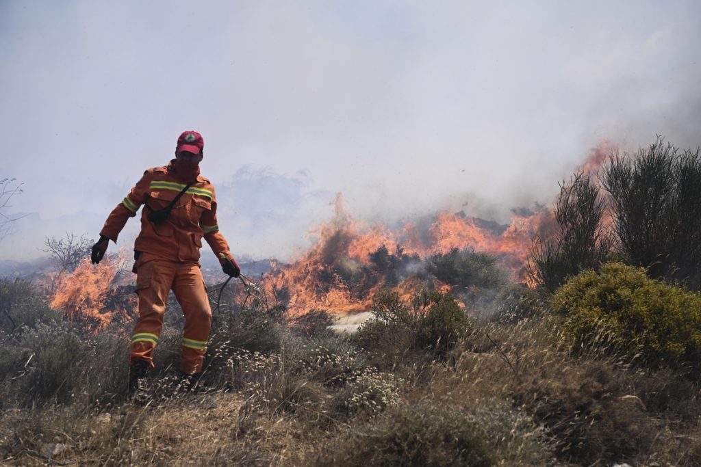 Ταυτόχρονα πύρινα μέτωπα σε Βαρυμπόμπη, Μενίδι και λίμνη Βόλβη