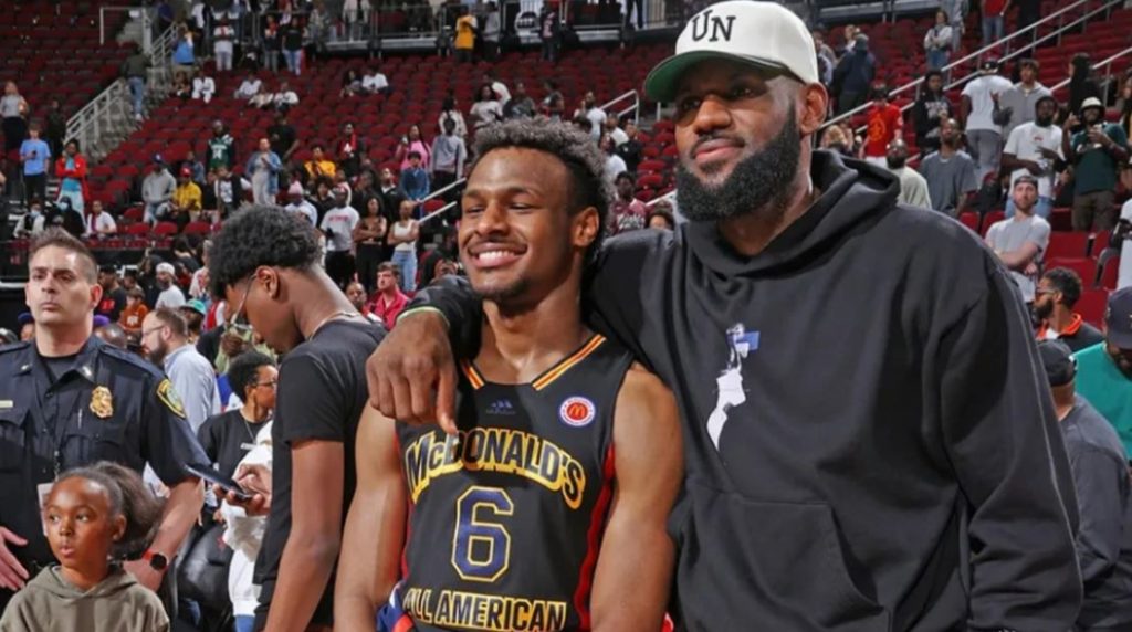 NBA: Ιστορική στιγμή για τους Λέικερς – Ο γιος του ΛεΜπρον στην ίδια ομάδα με τον πατέρα του