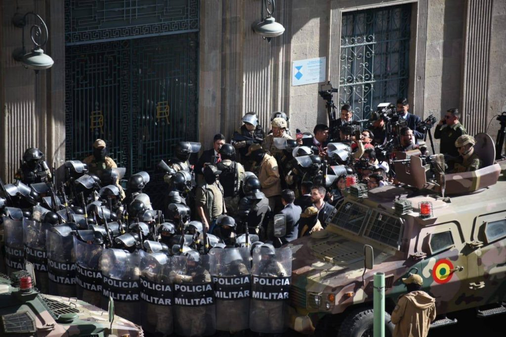 Βολιβία: Έφοδος στρατιωτών και τεθωρακισμένων στο Προεδρικό Μέγαρο