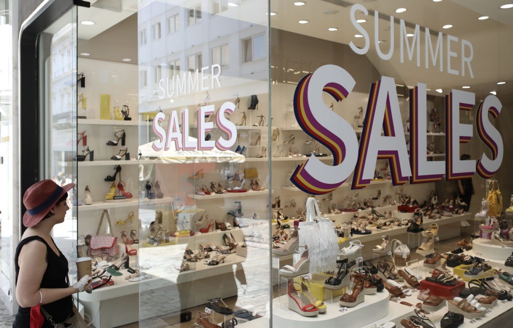 Ξεκίνησαν οι εκπτώσεις – Ανοιχτά τα καταστήματα