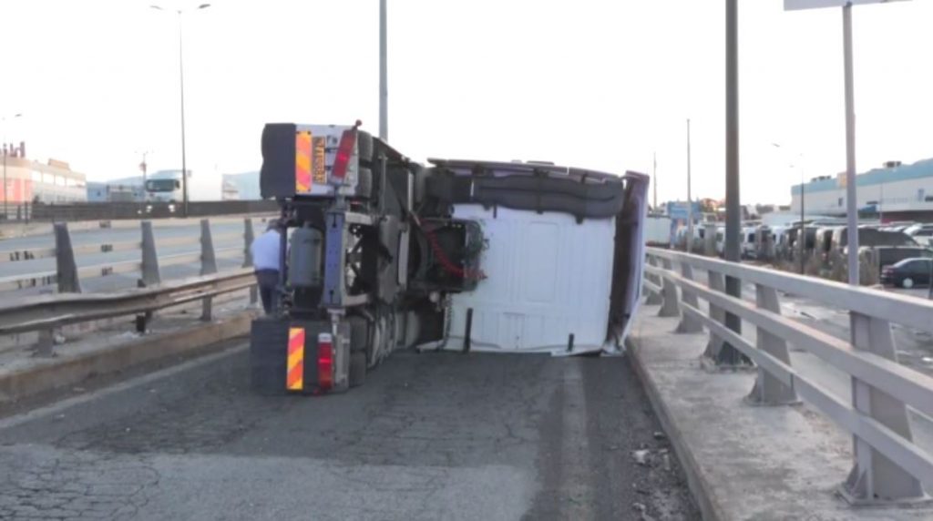 Λεωφόρος Κηφισού: Ανατροπή φορτηγού στο ύψος της Πέτρου Ράλλη – Εξαφανίστηκε ο οδηγός τρέχοντας