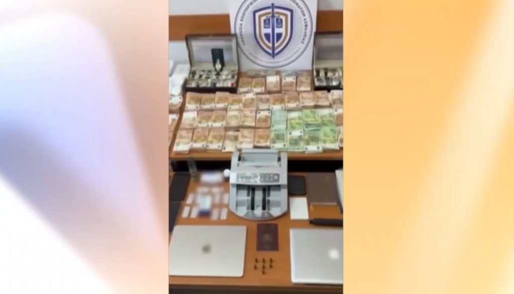 Συνελήφθησαν 14 δημοτικοί αστυνομικοί και υπάλληλοι του Δήμου Αθηναίων – Εκβίαζαν καταστηματάρχες για να σβήνουν παραβάσεις