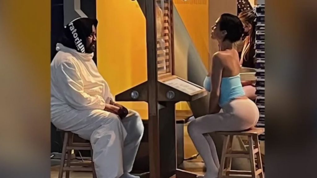 ΗΠΑ: Η εμφάνιση της Μπιάνκα Σενσόρι με διάφανο κολάν σε μουσείο στο Σαν Φρανσίσκο