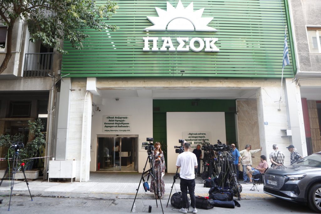 Δημοσκόπηση MEGA: Το 40% δεν θεωρεί ότι επιβάλλεται εκλογή νέου προέδρου στο ΠΑΣΟΚ