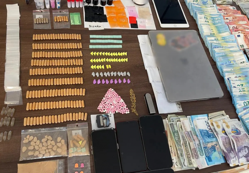 Μύκονος: Εξαρθρώθηκε κύκλωμα ναρκωτικών – Ο τιμοκατάλογος και η DJ