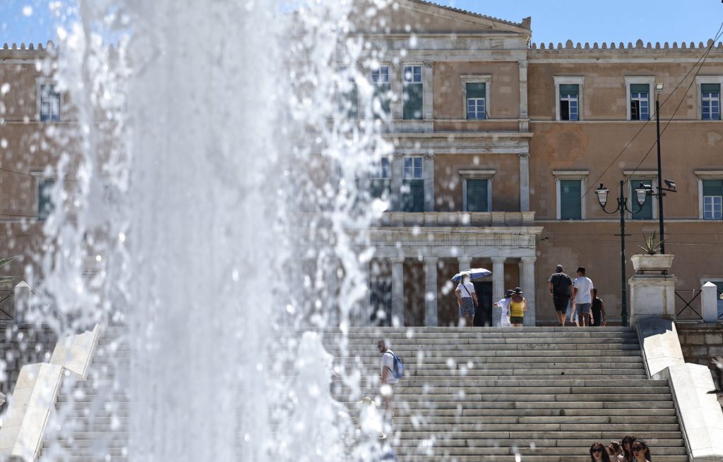 Καιρός: «Καμίνι» για άλλη μία μέρα η χώρα – Επιμένει ο καύσωνας