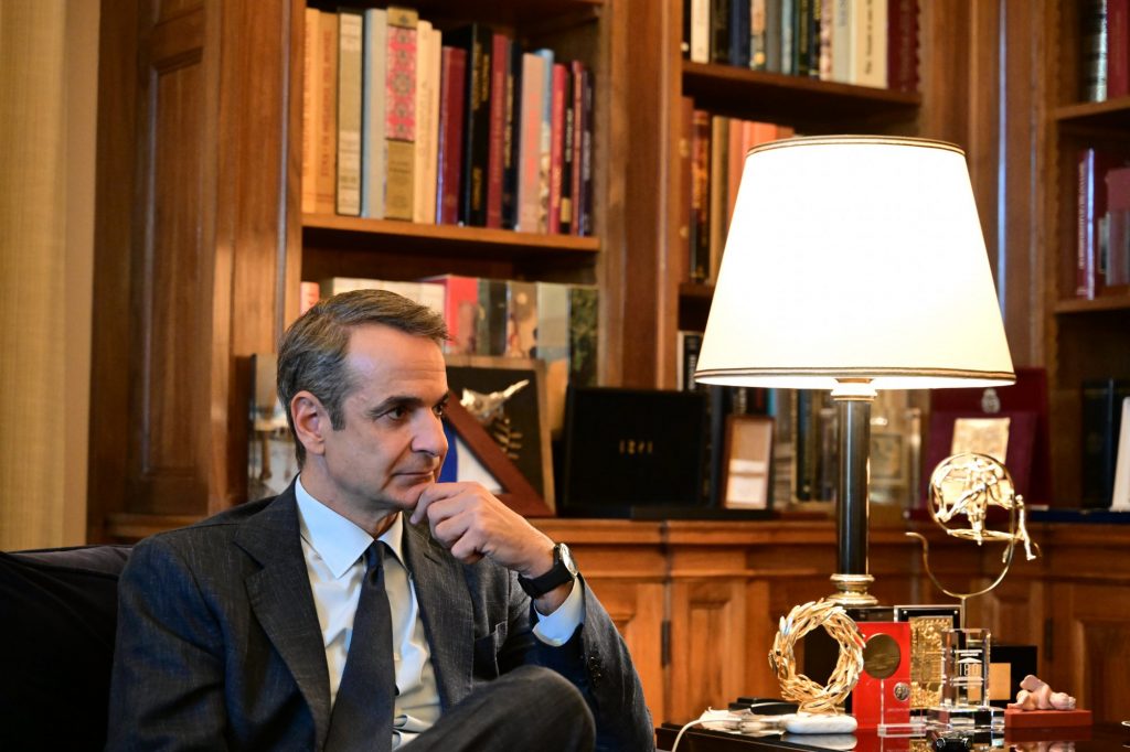 Έκτακτη σύσκεψη στο Μαξίμου για το τρελό ράλι στην τιμή του ρεύματος