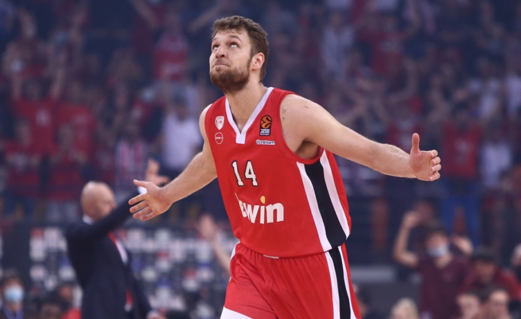 Σάσα Βεζένκοφ: Επέστρεψε στον Ολυμπιακό της καρδιάς του με συμβόλαιο 20 εκατ. ευρώ