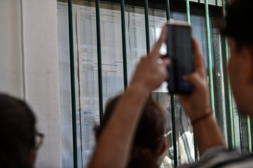 Πανελλαδικές: Με πειθαρχία, διάβασμα και πίστη στον εαυτό τους πέτυχαν