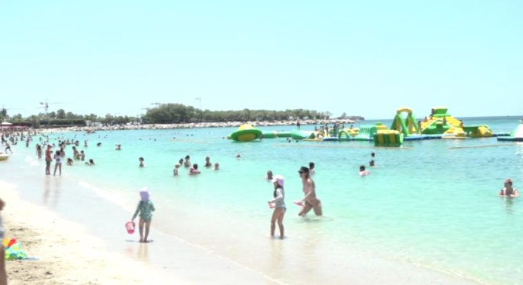 Καιρός: Γεμάτες οι κοντινές στις πόλεις παραλίες – Νέα άνοδος θερμοκρασίας και ισχυρά μελτέμια σήμερα