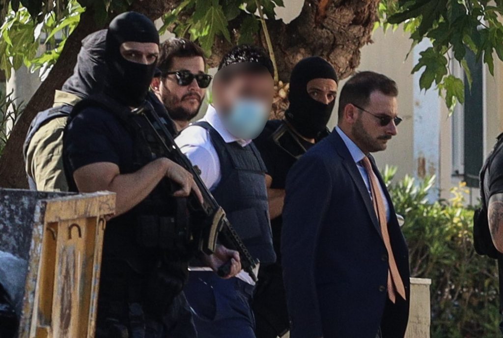 Δολοφονία στο Ψυχικό: Με αλεξίσφαιρο γιλέκο και υπό αυστηρά μέτρα ο 44χρονος στα δικαστήρια