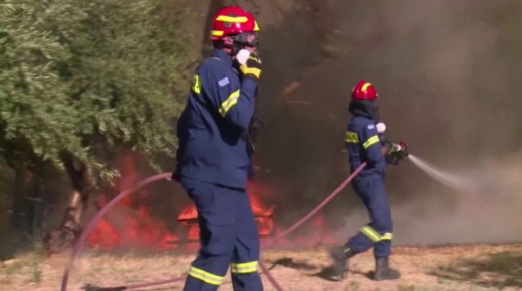 Ανεξέλεγκτο το πύρινο μέτωπο στην Αττική – Περισσότεροι από 250 απεγκλωβισμοί από Πυροσβεστική και ΕΛ.ΑΣ.