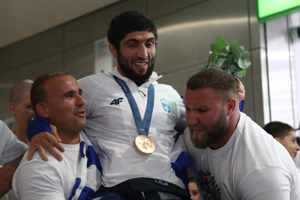 Επέστρεψε η ελληνική αποστολή από το Παρίσι – Φίλοι και συναθλητές σήκωσαν στα χέρια τους τον Κουρουγκλίεφ