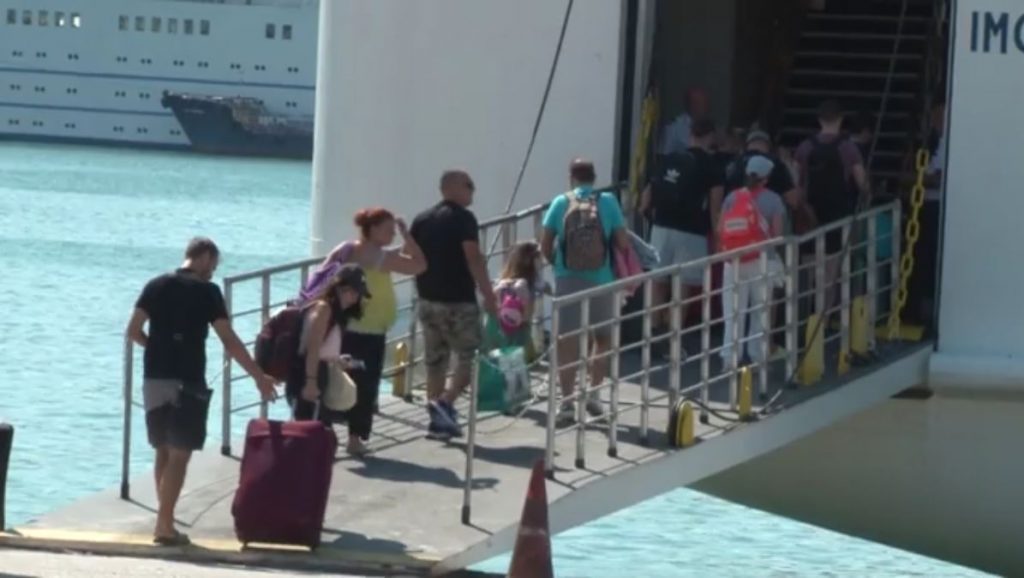 Εγκαταλείπουν την πόλη οι αδειούχοι του Αυγούστου – «Ζαλίζουν» οι τιμές των ακτοπλοϊκών εισιτήριων