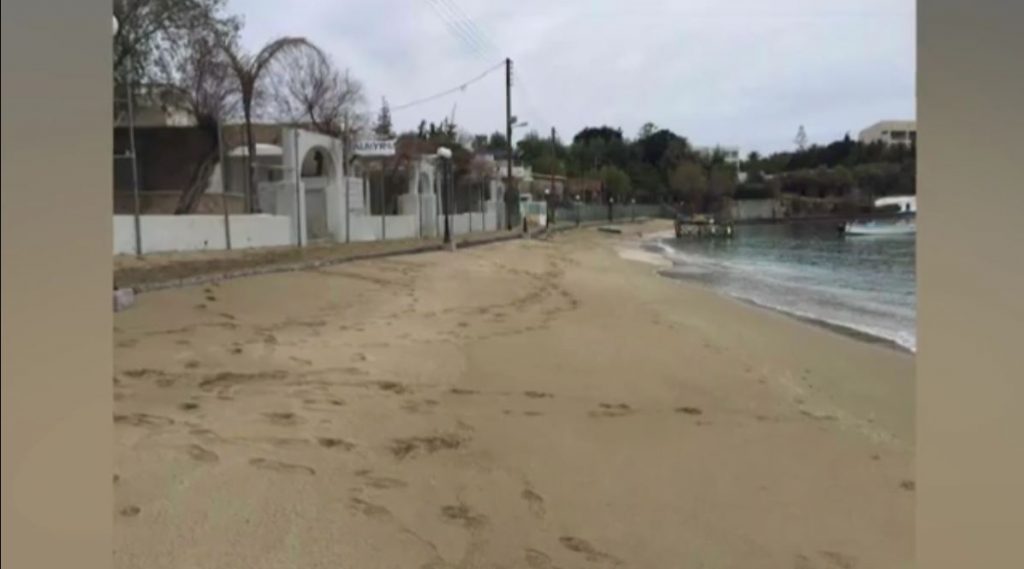 Κρήτη: Ανησυχία στους κάτοικους της Αγίας Πελαγίας – Η θάλασσα «τρώει» το πεζοδρόμιο