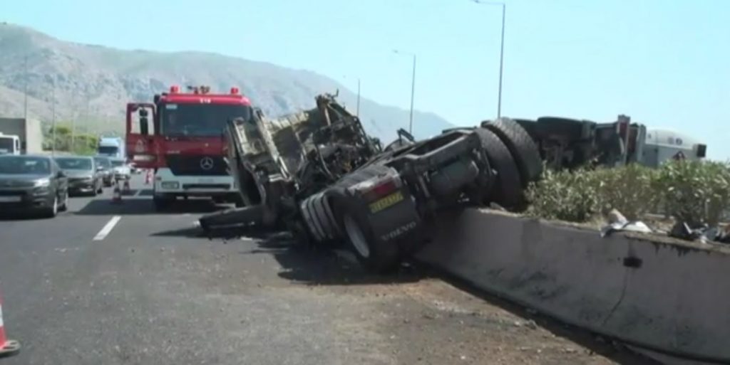Φωτιά στην Εθνική Οδό Αθηνών-Κορίνθου μετά από ανατροπή βυτιοφόρου – Εγκλωβίστηκε ο οδηγός