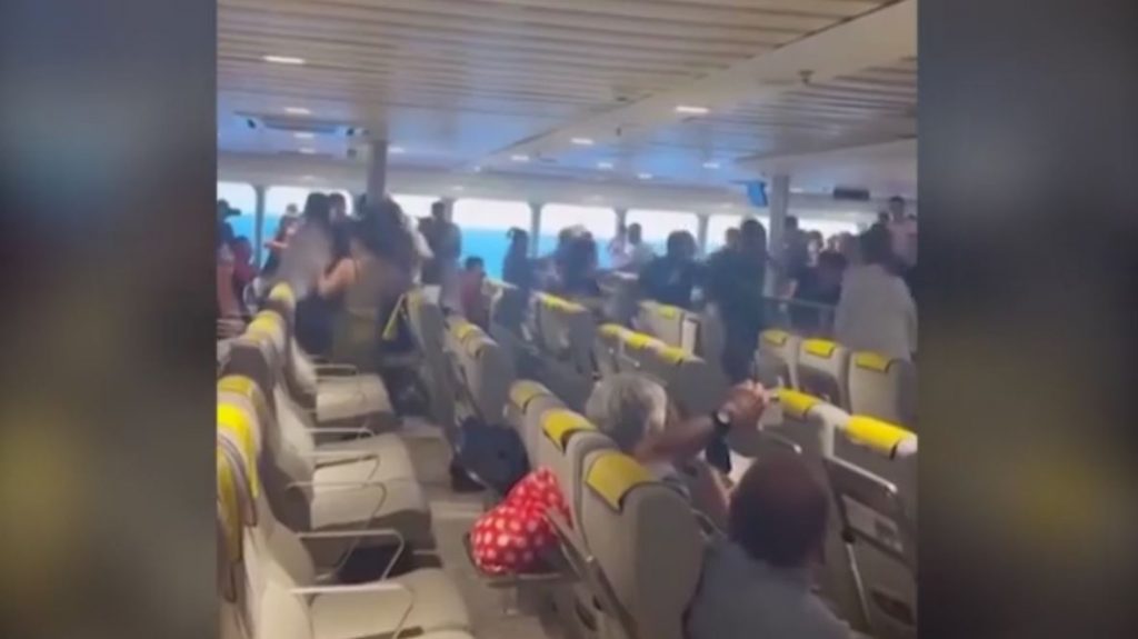 Στον εισαγγελέα οι συλληφθέντες για το ξύλο στο πλοίο από Τήνο για Ραφήνα