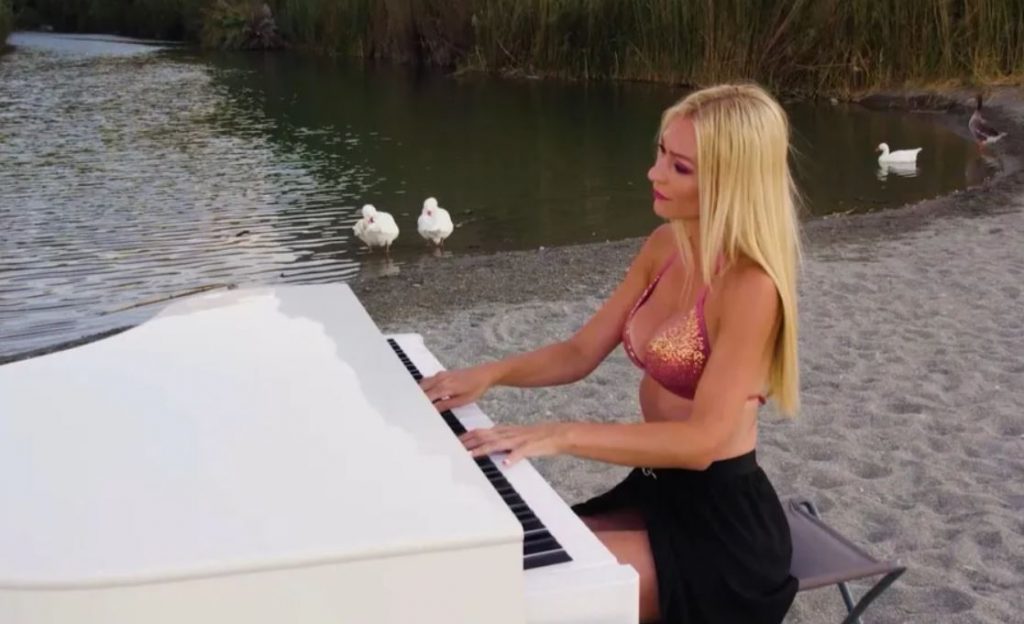 Ελένη Ξυδιά: Η «ιπτάμενη πιανίστρια» που μαγεύει με την μουσική της