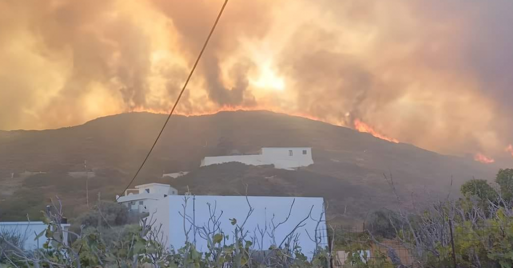 Φωτιά στην Ικαρία: Συνεχίζεται η μάχη με τις φλόγες – 16 άτομα απομακρύνθηκαν με πλωτό του Λιμενικού
