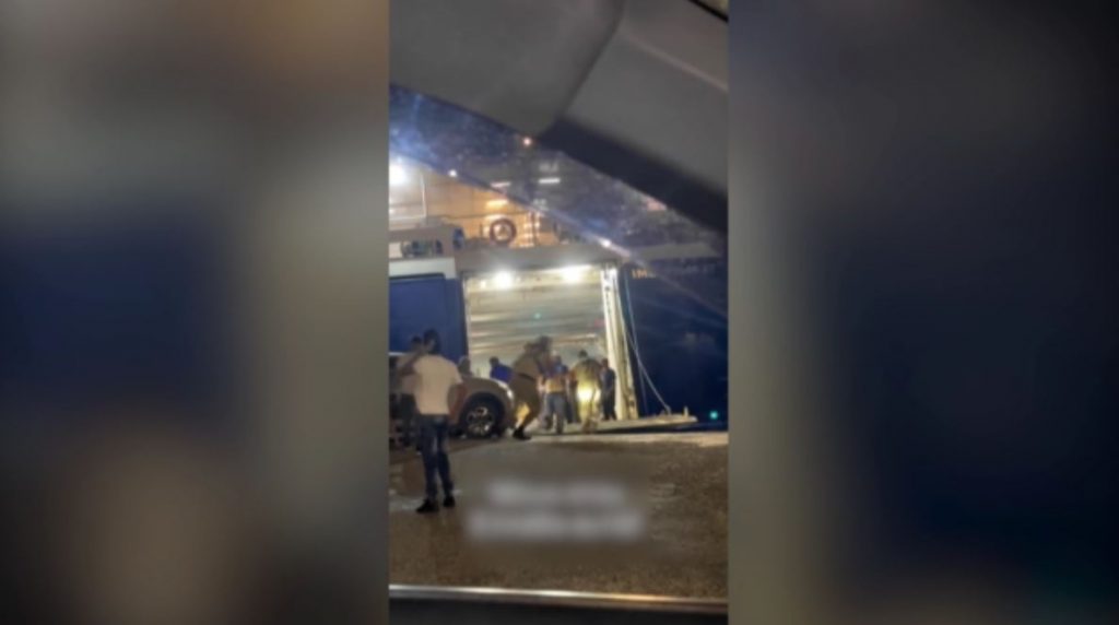 Άνδρος: Περιπετειώδης απόπειρα επιβίβασης αυτοκινήτου σε πλοίο λόγω ισχυρών ανέμων