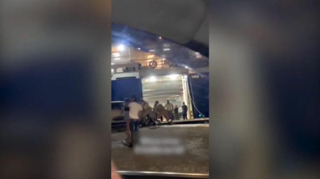 Άνδρος: Εικόνες σοκ με αυτοκίνητο να είναι πάνω στον καταπέλτη πλοίου – Συνελήφθη ο καπετάνιος