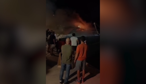 Κεφαλονιά: Παρανάλωμα του πυρός έγινε σκάφος στο λιμάνι του Αργοστολίου