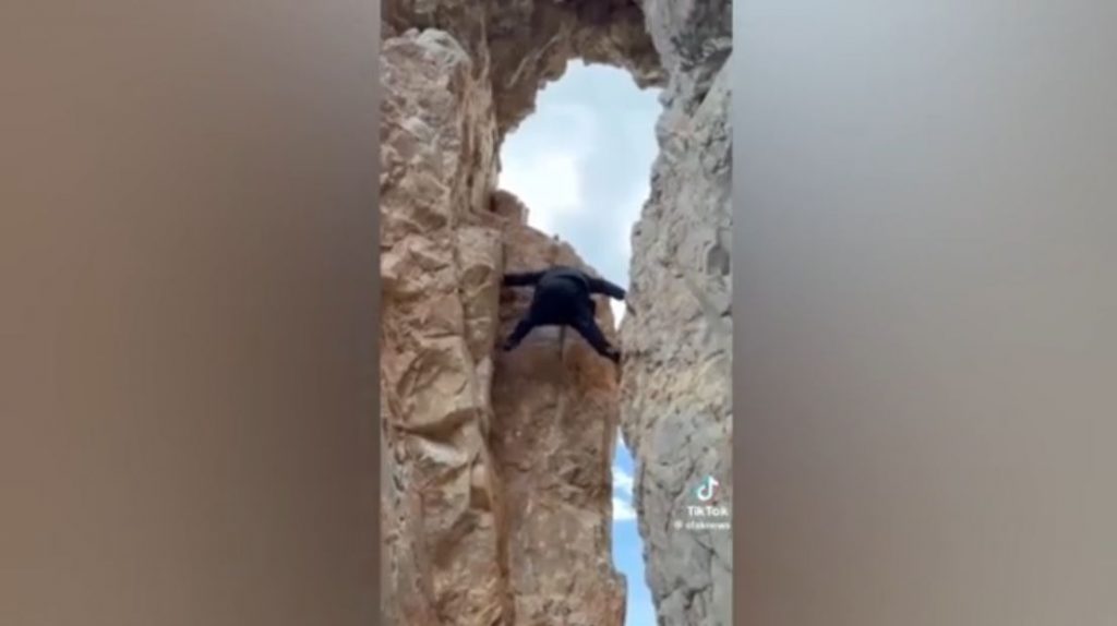 Άγιο Όρος: «Κόβει την ανάσα» η εικόνα με μοναχό να σκαρφαλώνει στα απόκρημνα Καρούλια