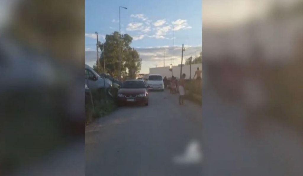 Πάτρα: Η στιγμή που δύο αστυνομικοί δέχονται επίθεση από Ρομά