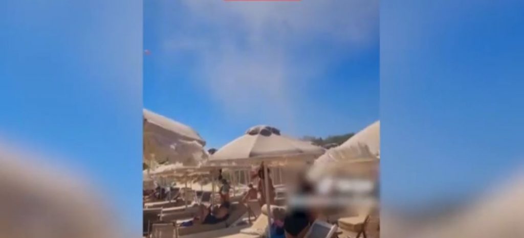 Χαλκιδική: Ανεμοστρόβιλος σήκωσε καρέκλες και ομπρέλες από την παραλία