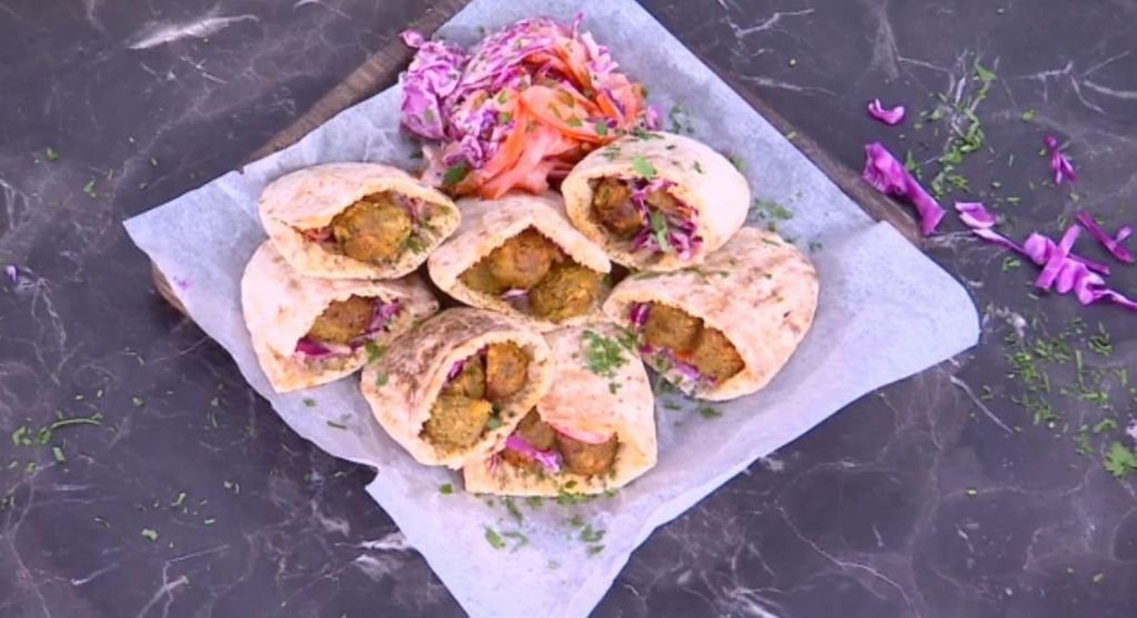 Ο Δημήτρης Σκαρμούτσος μάς ετοιμάζει φαλάφελ με γιαούρτι σε αραβική πίτα